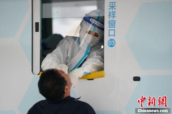 北京首批核酸检测采样车投用 为市民在家门口提供 愿检尽检 服务